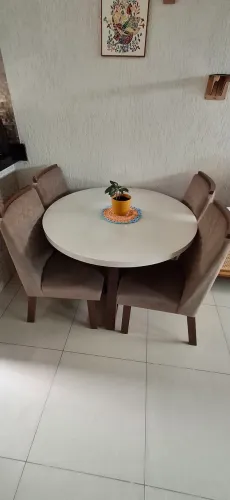 Mesa com Vidro Off-White e 4 Cadeiras Capri (oportunidade!)
