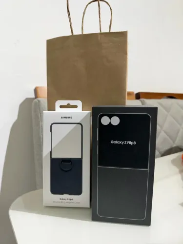 Samsung Galaxy Z Flip8, 256GB 12GB RAM Câmera 50MP - Branco