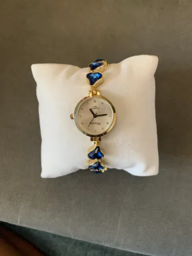 Relógio Feminino Dourado com Corações Azuis - Elegante e Delicado