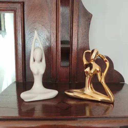Par de estatuetas decorativas em porcelana - Yoga