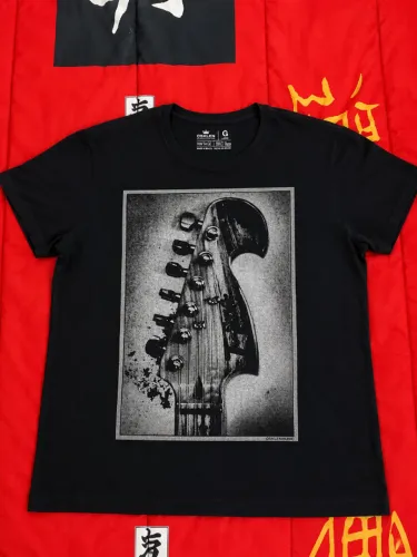 Camiseta Osklen Guitarra - Tamanho G - R$ 90