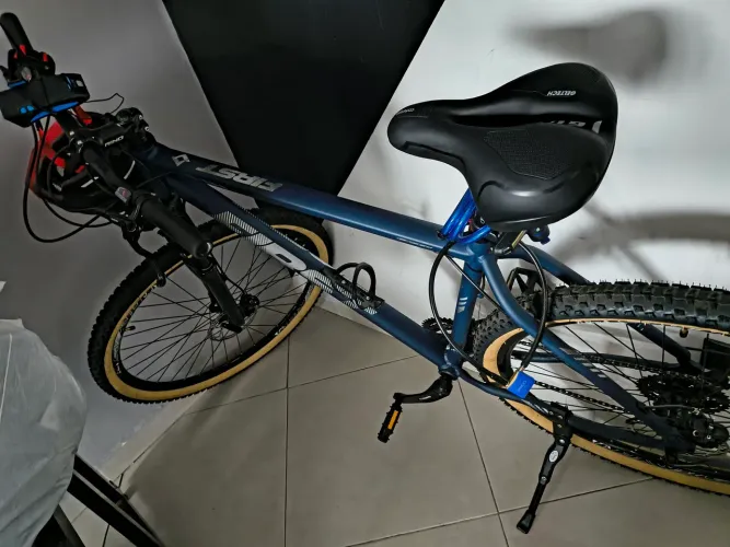Bicicleta First aro 29" Quadro 21, pesinho, capacete, banco e canote diferenciados