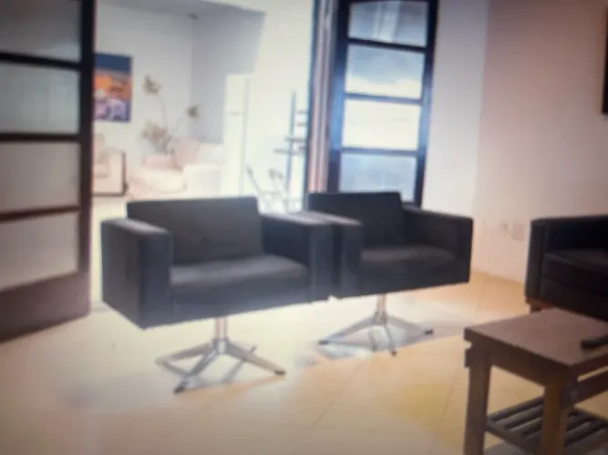 Poltronas em camurça e aço inox