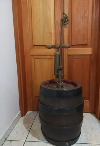 ANTIGO BARRIL DE CHOPP COM BOMBA