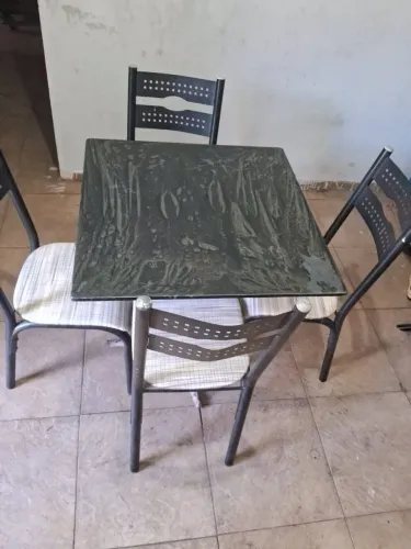 Mesa de Pedra granito e 4 cadeira estofadas. Faço entrega