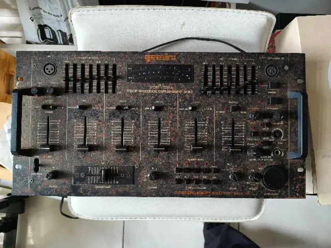 Mixer DJ Gemini PDM-7024 Vintage (Funcionando, 2 knobs para trocar)