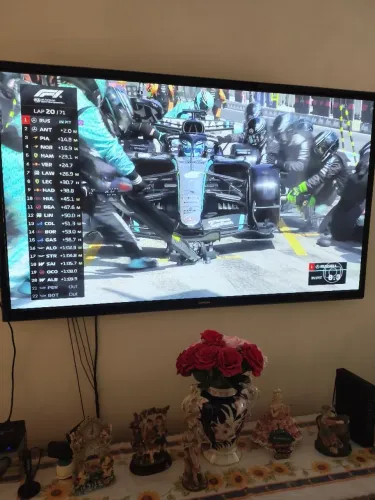 TV Samsung 60 polegadas funcionando normalmente ( com uma pequena lista na lateral)