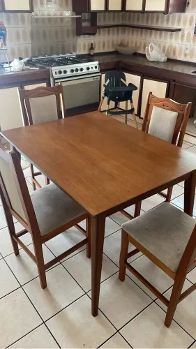 Mesa de madeira 4 lugares