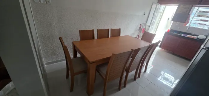 Mesa de jantar de madeira com 8 cadeiras