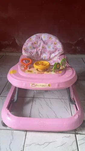 Vende-se andador infantil Tutti baby rosa, com marcas de uso, com o botão do meio queimado