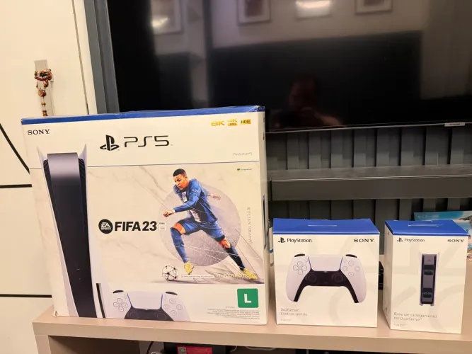 PS5 com 2 controles
