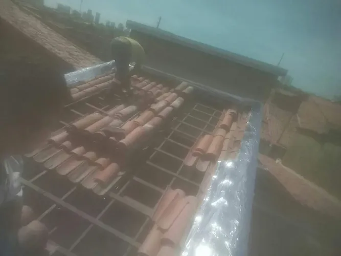 Pedreiro do telhado e infiltrações