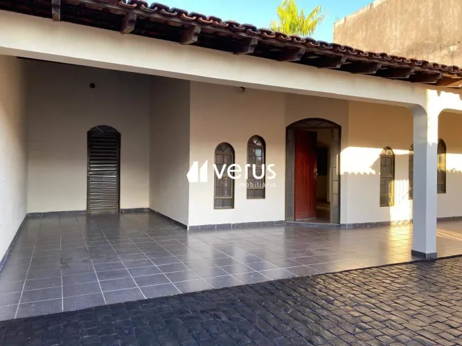Casa à venda, 3 quartos, 1 suíte, 3 vagas, Santa Mônica - Uberlândia/MG