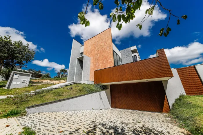 Casa com 3 suítes, área gourmet e piscina para venda
