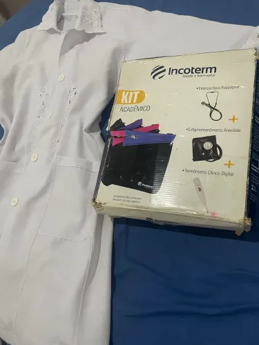 Jaleco e kit de enfermagem