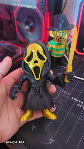 Boneco Pânico dourado com preto