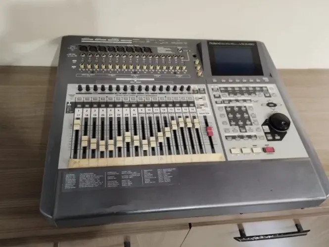 Mesa de Som Digital Roland VS-2480 - Estúdio Workstation 24 Canais