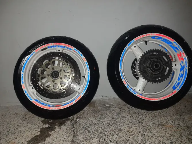 PNEUS PIRELLI RODA 17 SUSUKI SRAD