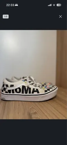 Dois tênis vans