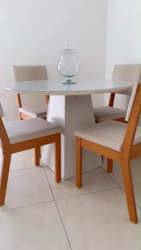 Mesa e cadeiras