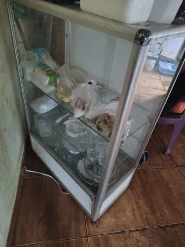 Vendo mini armário de vidro 