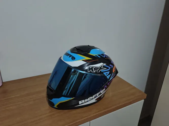 Vendo capacete pouco usado semi novo número 58° vai com 3 viseiras top