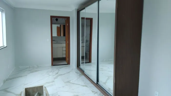 Casa auto padrão com apartamentos.