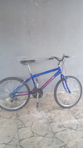 Bicicleta de macha aro 26 semi nova