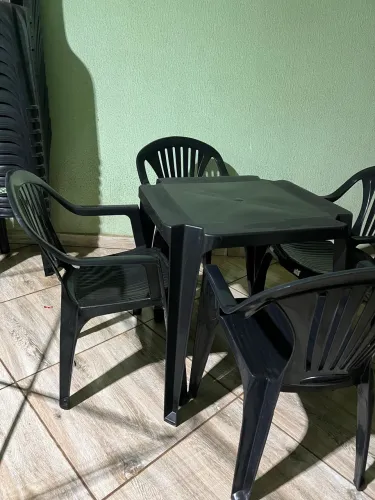 Kit mesa 4 cadeiras poltrona plástico 
