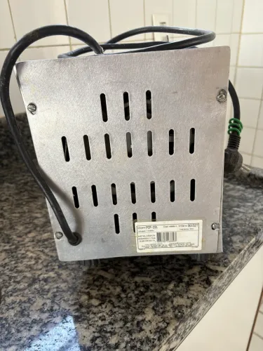 Picador/moedor de carne profissional POLI Boca 22, com estrutura em aço inox