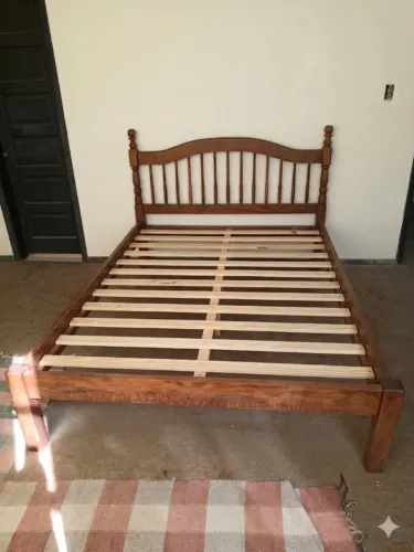 CAMA DE CASAL EM MADEIRA MACIÇA