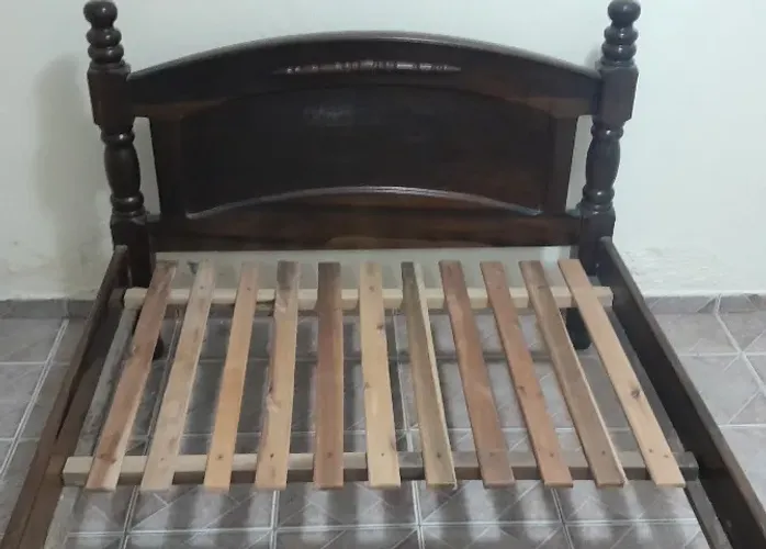 Cama de Víúva (128 x 188 cm) em imbuia maciça, desmontada