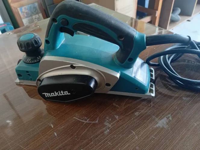 Plaina elétrica makita