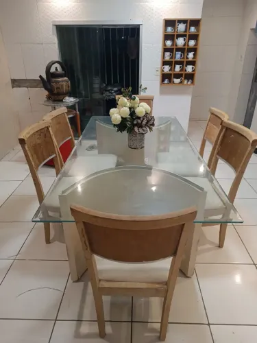 Mesa de vidro com seis cadeiras