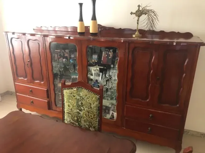 Mesa com cadeiras e cristaleira antigo