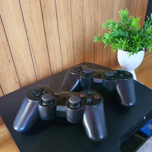 PS3 Slim desbloqueado com dois controles novos