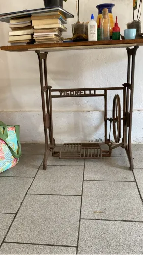 Pé de máquina antiga 