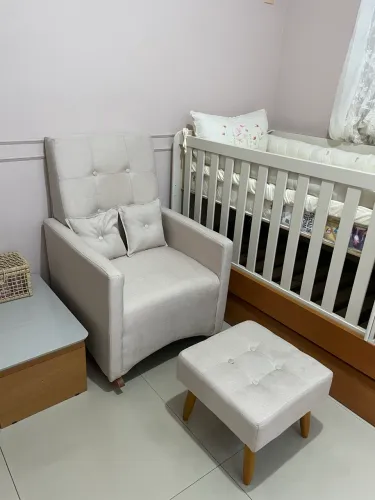Poltrona amamentação + puff + mesinha 