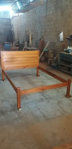 Cama de peroba rosa.