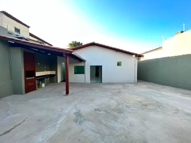 CASA EM LOTE INTEIRO NO FLORAMAR COM 04 QUARTOS, SUITE E QUINTA GRANDE