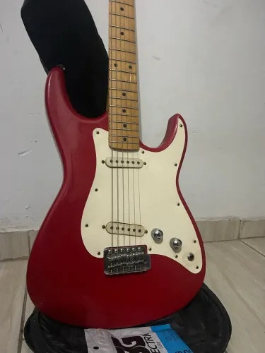 Guitarra vermelha Giannini Stratosonic Anos 90 (Made in Brazil - Seasoned Wood)