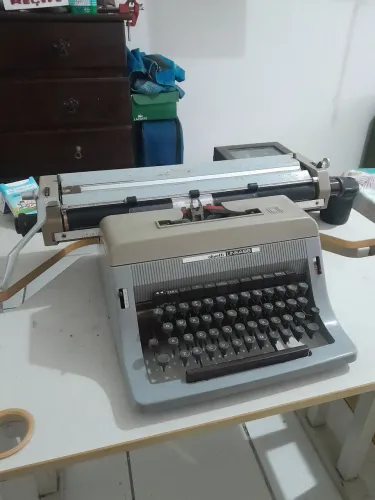 Maquina de escrever antiga em perfeito estado de funcionamento