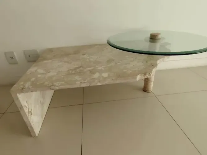Mesa de centro de mármore e tampo de vidro