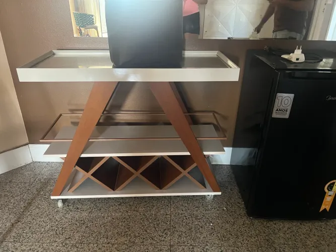Mesa Auxiliar / Carrinho Bar com Adega - Branco e Madeira