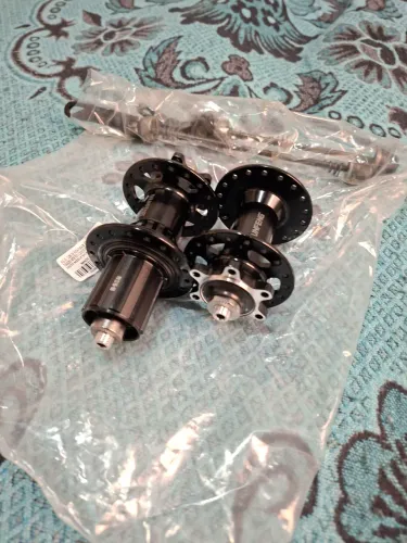 Par de cubo barulhento 4 rolamento traseiro. 36 furos novo zerado