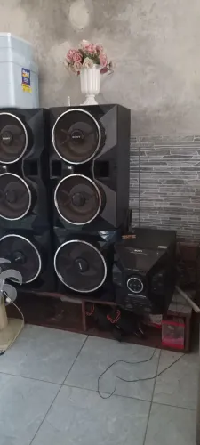 2 TVs um som Sony muito bom 1 guarda roupa novo 2 cama de casa um fogão e 1 geladeira