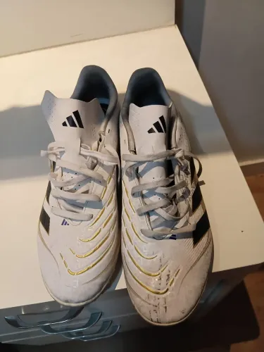 Vendo chuteira para society adidas tam.43/44 ótima aquisição pouco usada