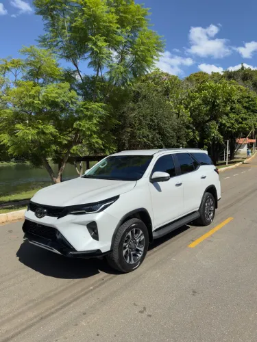 Toyota Hilux SW4 SRX Plat. 4X4 2.8 TB Die. Aut. 2024