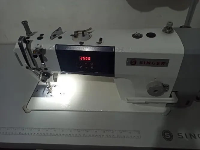 Máquina de costura reta industrial singer direct drive c/ corte de linha