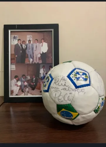 Bola autografada pelo PELÉ em 1997.